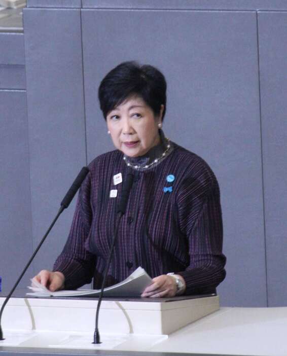 都議会定例会で、所信表明する小池百合子知事　＝3日午後、新宿区（宇都木渉撮影）