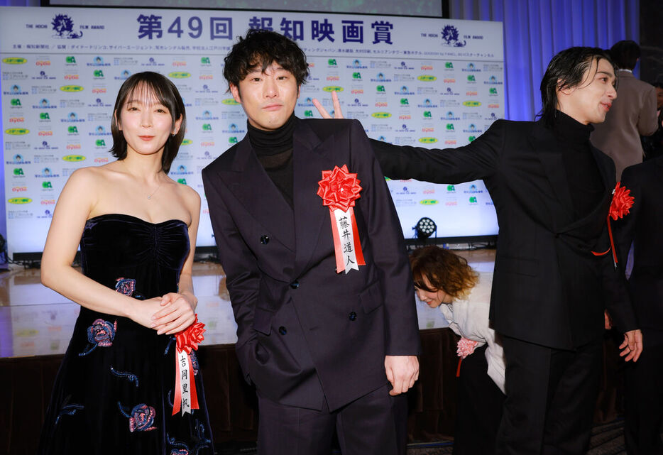 吉岡里帆と藤井道人監督（中）とピースで写り込む横浜流星