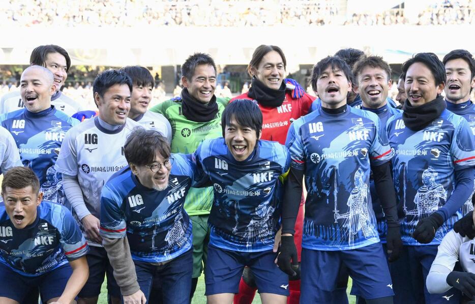 引退試合で写真に納まる中村憲剛さん（中央）ら＝U等々力