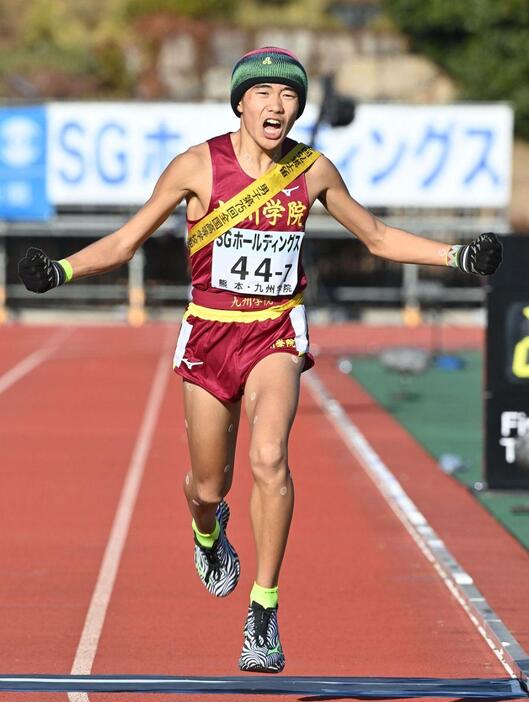 6位でフィニッシュする九州学院のアンカー中川陽琉（撮影・永田浩）