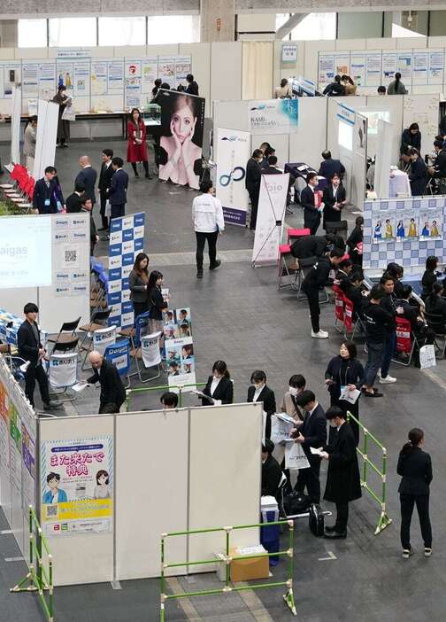 多くの就活生が参加した企業説明会＝３月、大阪市住之江区（写真と本文は関係ありません）