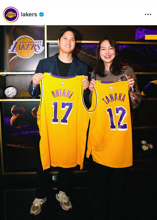 レイカーズのユニホームを持つ大谷と真美子夫人　レイカーズの公式インスタグラム（＠ｌａｋｅｒｓ）より