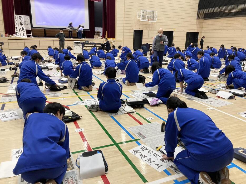 体育館で行われた「書き初め」の特別授業