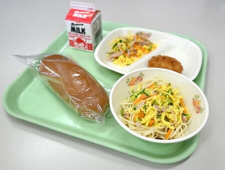 山形県鶴岡市の小学校で提供された同地産の小麦を使った学校給食＝山形県鶴岡市（写真：日本農業新聞／共同通信イメージズ）