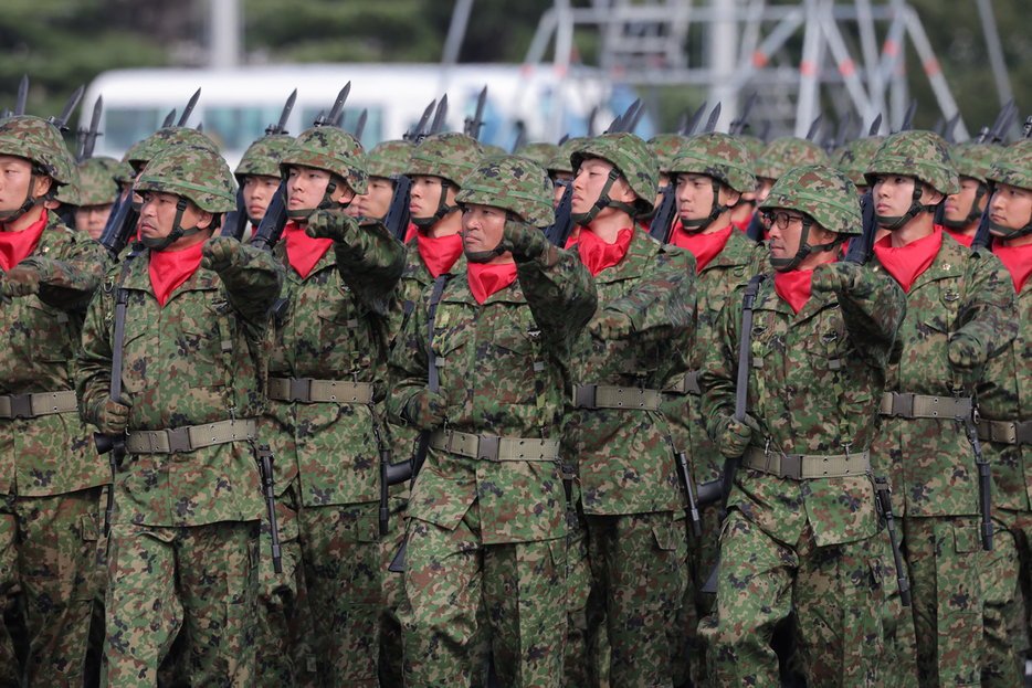 自衛隊観閲式で行進する陸上自衛隊の隊員＝１１月９日、陸自朝霞訓練場