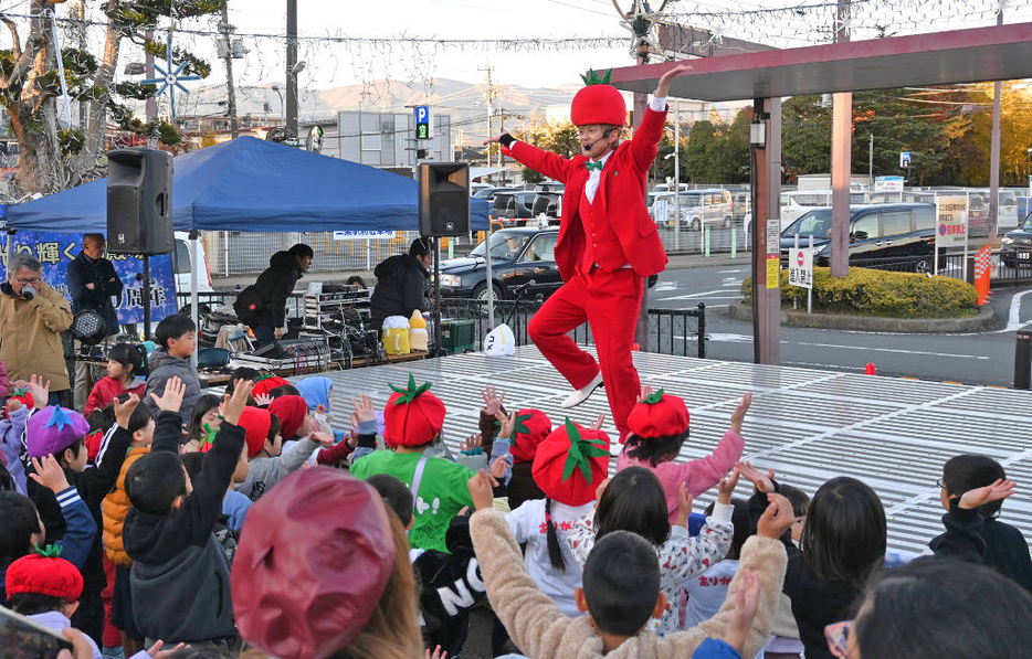 未就学児らに大人気の「トマト兄さん　ちゃす」さんの食育ライブ＝御殿場市