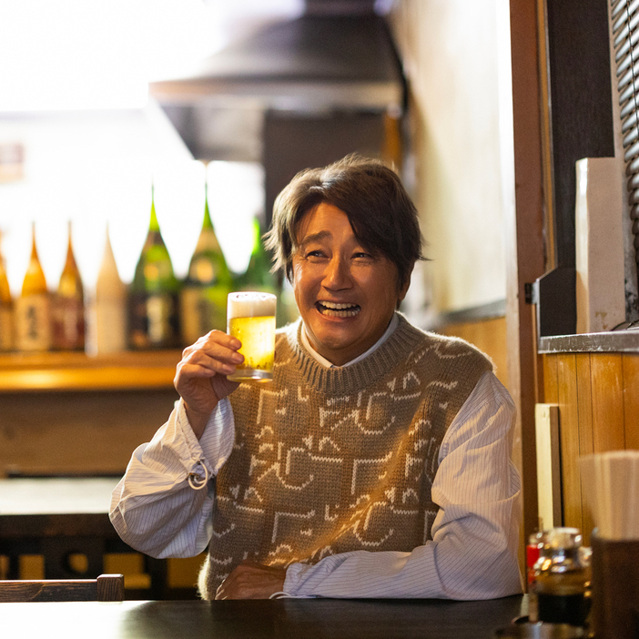 「それでは今日もさっそくいただきます！」とビールで乾杯！