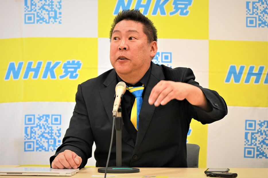 記者会見する政治団体「ＮＨＫから国民を守る党」の立花孝志党首＝20日午後、国会内（奥原慎平撮影）