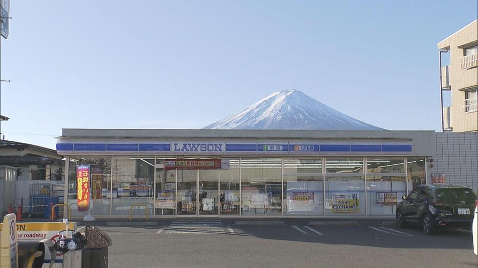 "富士山ローソン”の前に緑と白の横断歩道　「安全に渡って」観光客らを誘導　迷惑行為に新対策　山梨