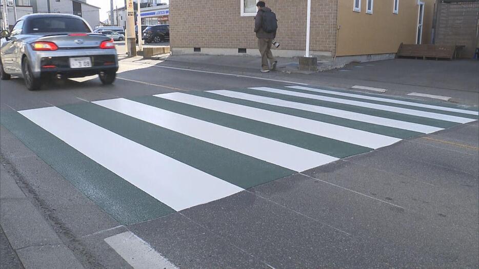 "富士山ローソン”の前に緑と白の横断歩道　「安全に渡って」観光客らを誘導　迷惑行為に新対策　山梨