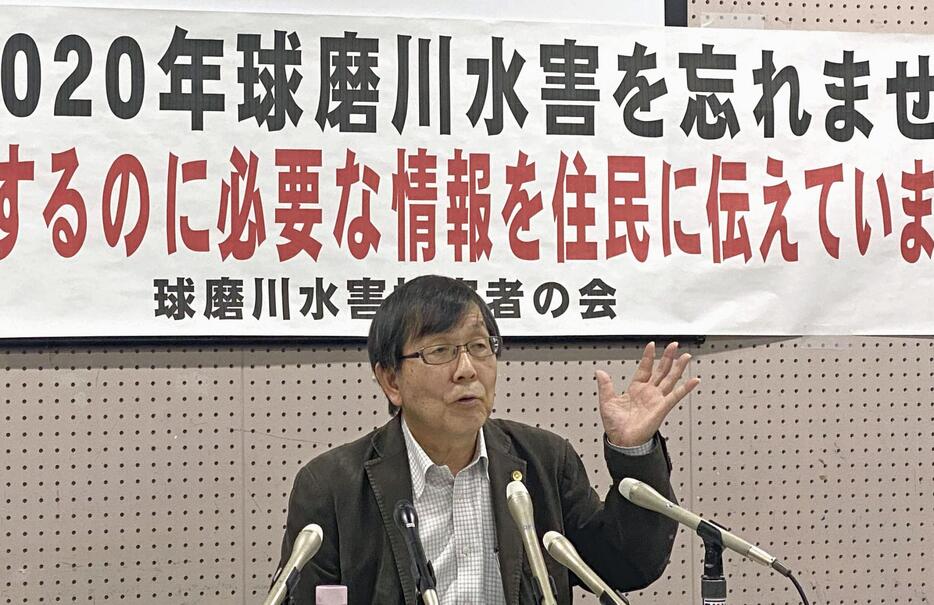 熊本地裁に提訴後、記者会見をする原告代理人の奥島直道弁護士＝16日午前、熊本市