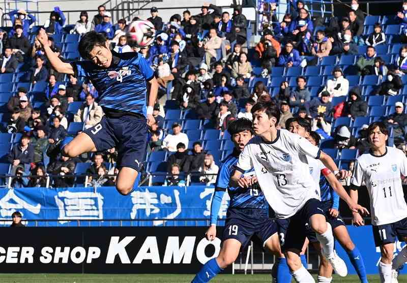 横浜FCユースとのプレミアリーグファイナル。後半31分、大津高の山下がヘディングでゴールを決め、2－0とする＝埼玉スタジアム