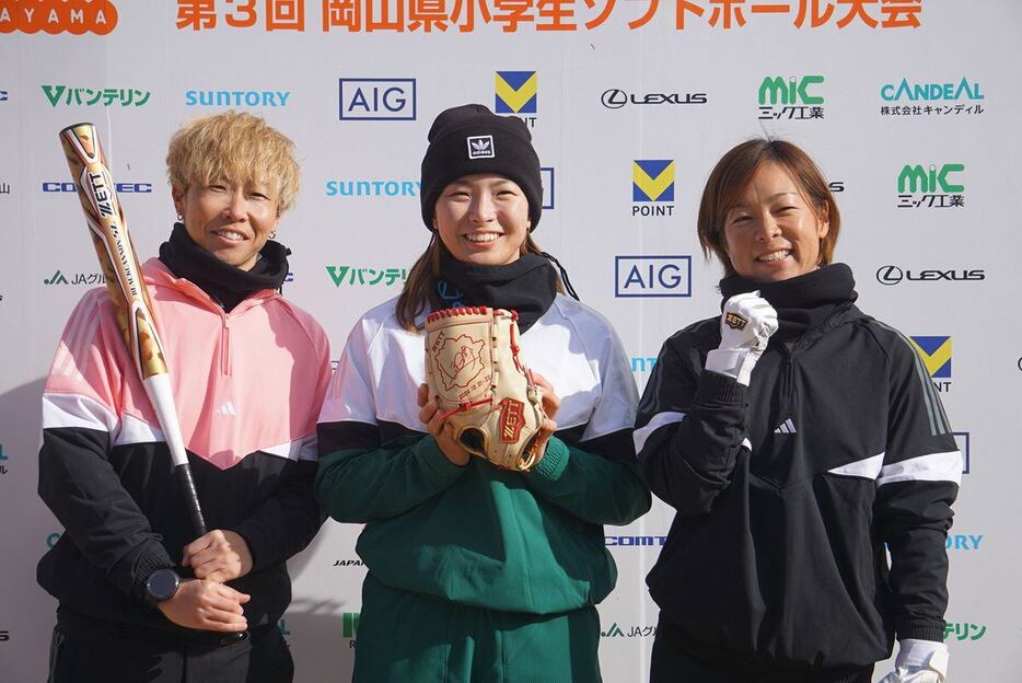 大会を盛り上げた（左から）山田恵里、渋野日向子、原田のどか＝岡山県野球場（撮影・鈴木和希）