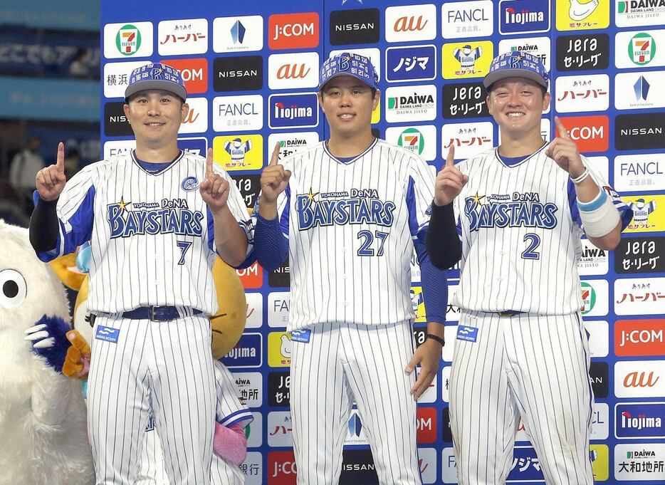 DeNAの（左から）佐野恵太、上茶谷大河、牧秀悟