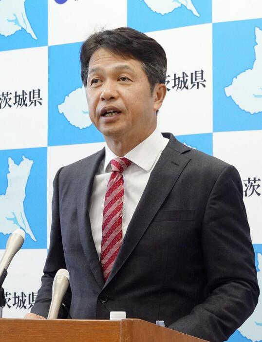 茨城県庁で記者会見する大井川和彦知事＝19日午前