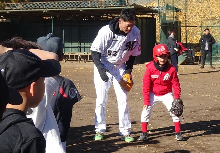 内野部分では青松氏が守備の基本を指導した[写真=BBM]