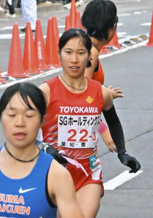 たすきを受け走り出す豊川３区の秋竹奏音