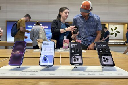 現行のiPhone 16（写真：AP/アフロ）