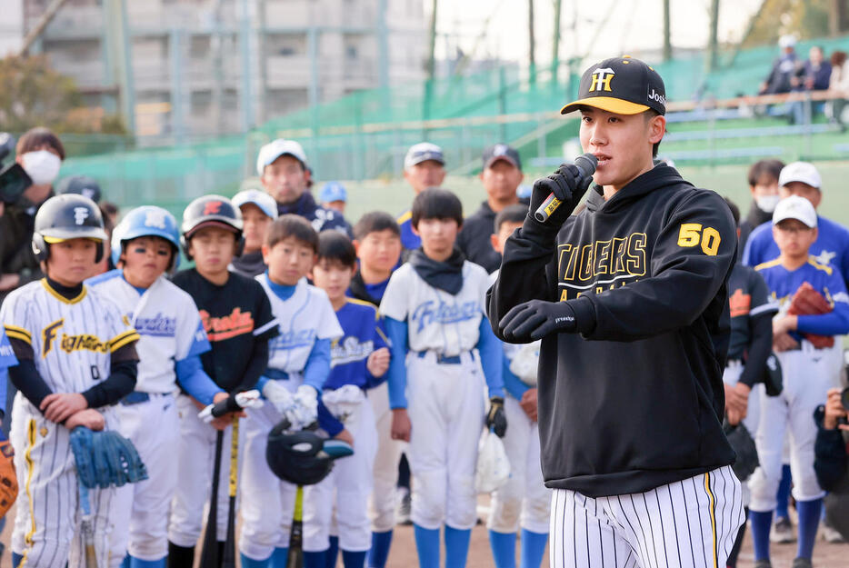 野球教室で児童の質問に答える阪神富田（撮影・上山淳一）