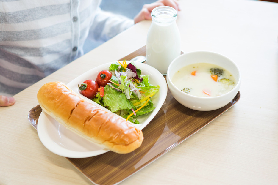 小学校の給食（資料写真）