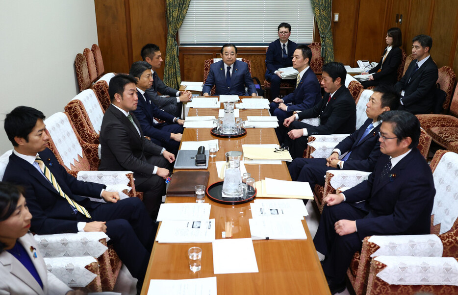 衆院政治倫理審査会幹事会に臨む与野党の幹事ら＝１３日、国会内