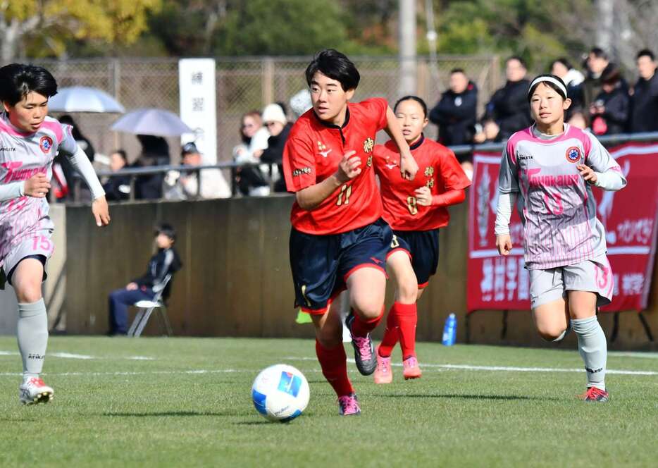 左サイドを攻め上がる神村のＭＦ原田＝兵庫県洲本市の五色台運動公園