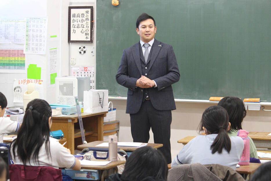 「JFAこころのプロジェクト『夢の教室』」で一環で、東京・文京区の駒本小学校を訪問したDeNA山崎（撮影・久保賢吾）