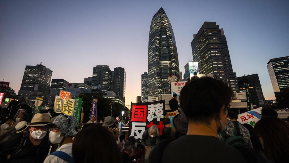 安倍晋三元首相の国葬に反対するデモへの参加者　Photo by Takashi Aoyama/Getty Images