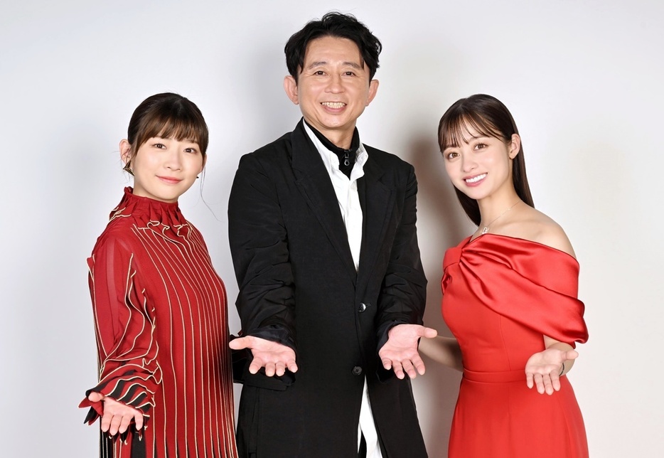 『第75回NHK紅白歌合戦』で司会を務める伊藤沙莉、有吉弘行、橋本環奈（左から）　撮影：蔦野裕