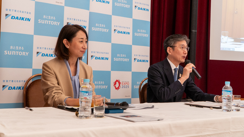 サントリーの前波美由紀大阪・関西万博推進室長（左）とダイキンの松本親明大阪・関西万博担当部長