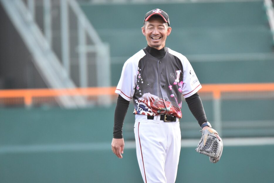 甲子園で草野球大会に出場し、笑顔の鳥谷敬氏＝2024年12月4日