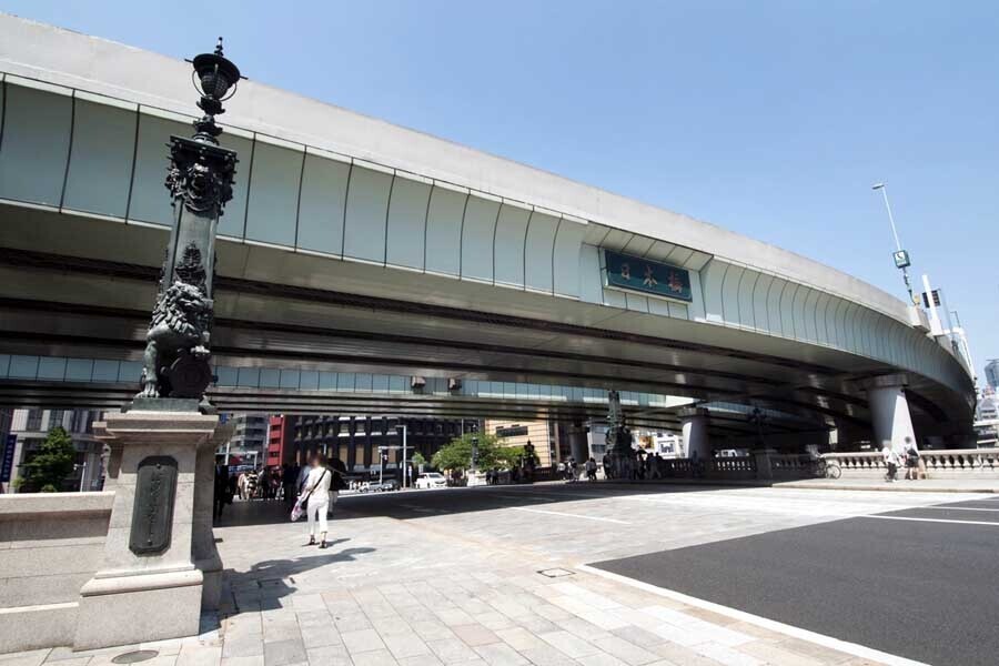 現在の日本橋。橋の上には首都高都心環状線が通っている（画像：写真AC）