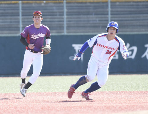 【交流戦で対戦する三重県の大学生選手と社会人選手＝ダイムスタジアム伊勢で】