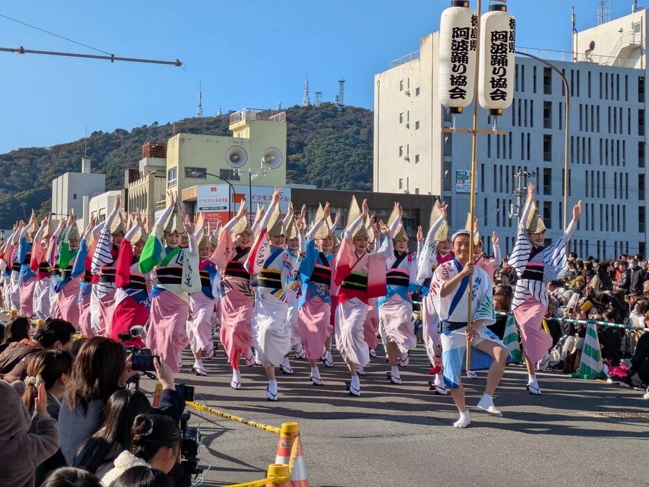 踊り込む阿波踊り連＝午前10時すぎ