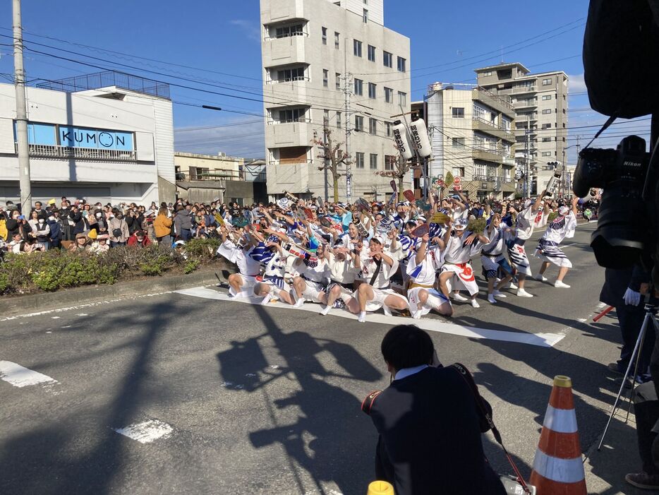 ポーズを決める阿波踊り連＝午前10時半ごろ