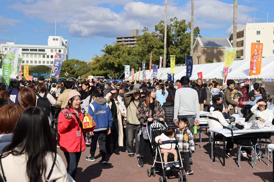 大勢の人でにぎわう「とくしま祭2024」＝午前11時すぎ