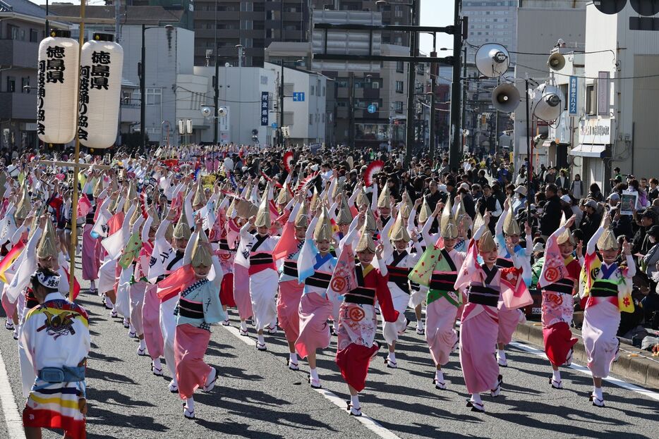 一糸乱れぬ踊りで観客を魅了する踊り子ら＝午前10時半ごろ