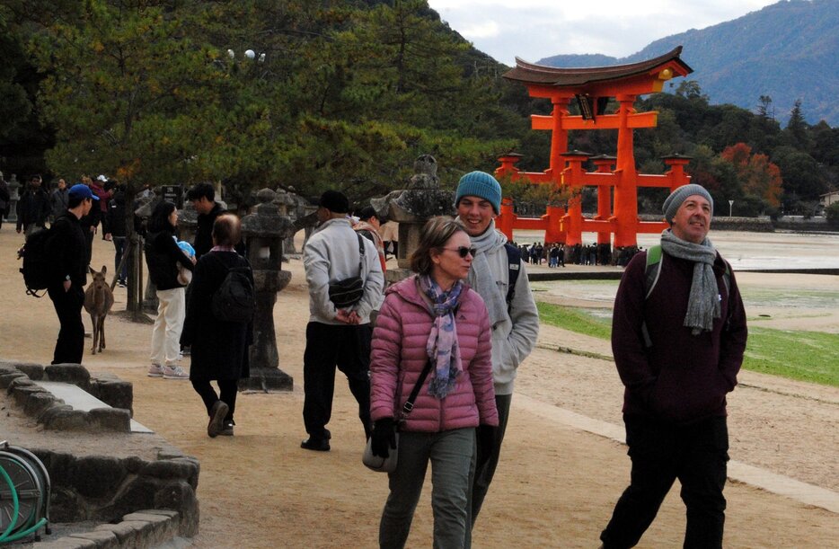 来島者数が年間最多を更新する見通しとなった宮島。12月の平日も観光客が行き交う（12日）