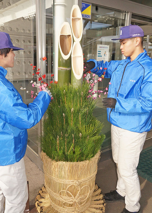 いわて花巻空港で門松を設置する花巻農高2年生