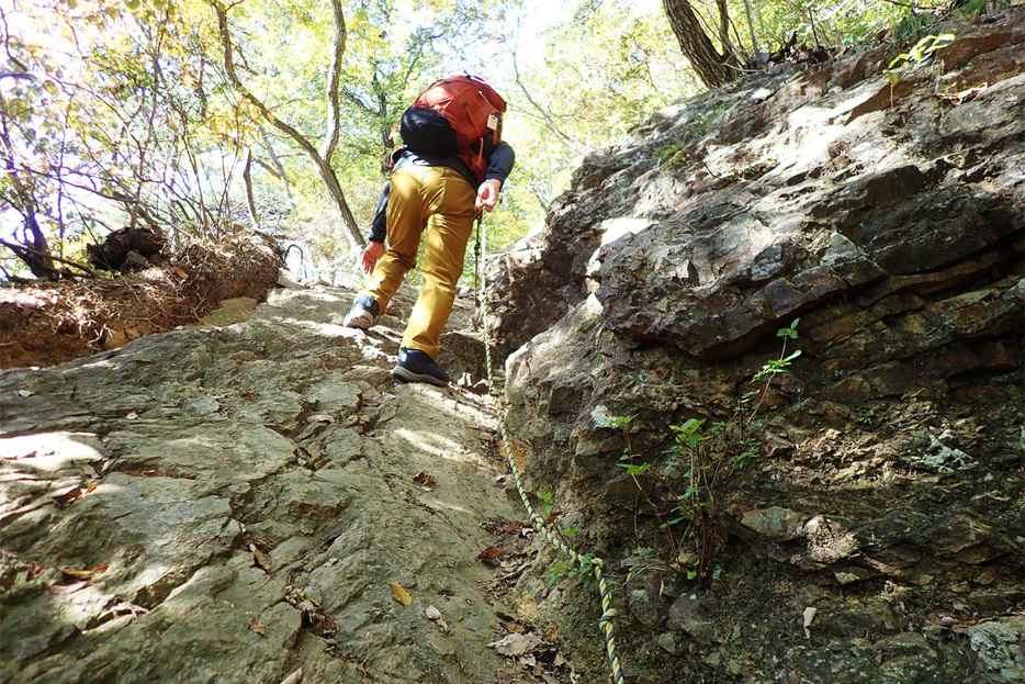 低山ながらも岩場、ロープ場が現れる吾妻山登山