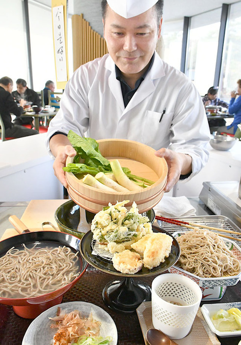 宝谷カブの天ぷらが付く「そば御膳」＝鶴岡市・魚匠ダイニング沖海月