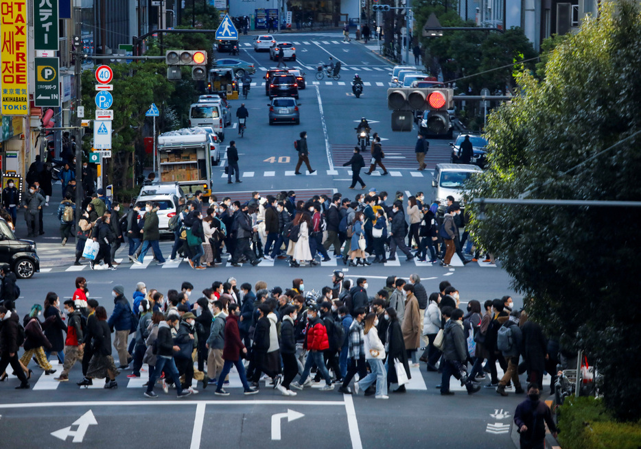 　    １２月９日、内閣府が発表した１１月の景気ウオッチャー調査で、景気の現状判断ＤＩは４９．４となり、前月比１．９ポイント上昇した。都内で２０２２年１月撮影（２０２２年　ロイター／Issei Kato）