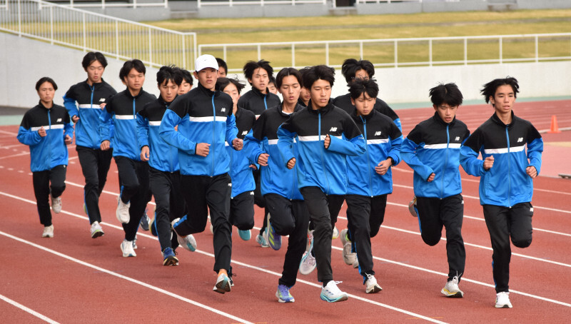 全国大会に向けて走り込む水戸葵陵の選手たち＝茨城県那珂市の笠松運動公園で2024年12月5日午後2時14分、川島一輝撮影