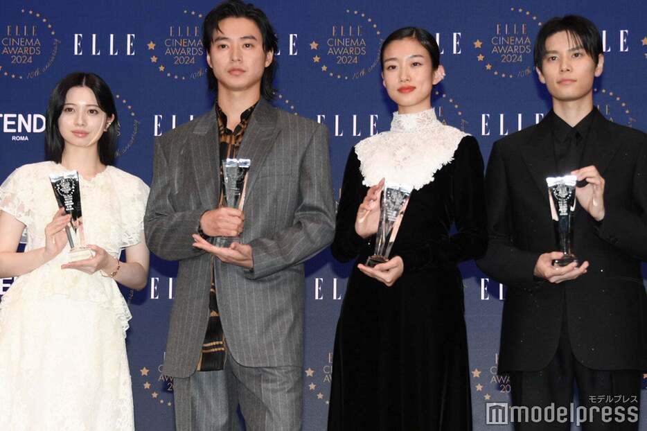 「ELLE CINEMA AWARDS 2024」授賞式に出席した（左から）桜田ひより、山崎賢人、河合優実、萩原利久