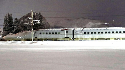 車内の電気が消えたまま停車した「こまち４３号」（３０日午前３時１分、秋田県大仙市のＪＲ鶯野駅付近で）＝広瀬辰馬撮影