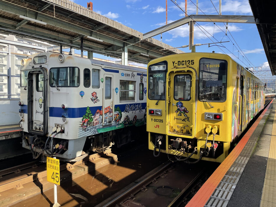 唐津駅に停車するロマ佐賀ラッピング列車　(C)SQUARE ENIX　佐賀県