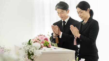 「家族葬」など最近増えている小規模な葬儀について解説する（写真：jessie／PIXTA）