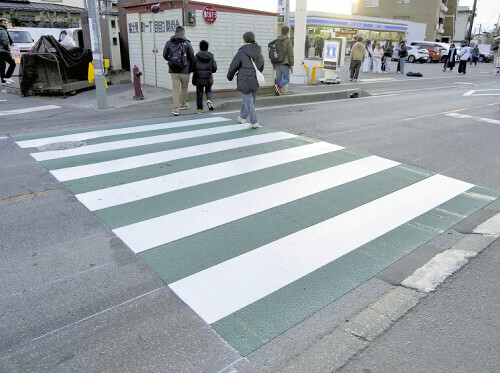 白と緑に塗られたコンビニ店近くの横断歩道（２５日、富士河口湖町で）