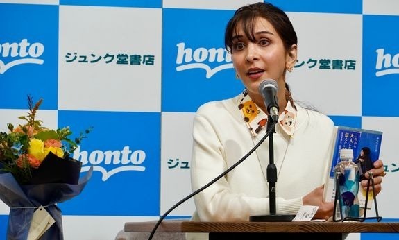 刊行記念イベントで講演するサヘル・ローズさん。 「負の感情は、決して恥ずかしいものではなく、そうした感情があるからこそ見えてくる世界があるし、生きていることを噛み締めることもできると知ってほしい」と語りかけた