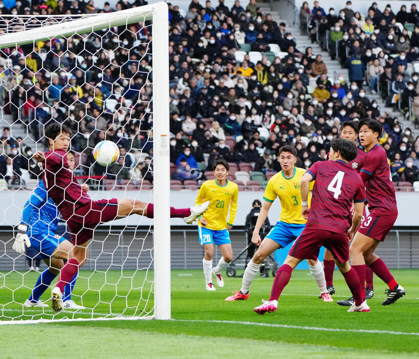 帝京対京都橘　前半、ヘディングで先制ゴールを決める帝京・ラビーニ（左から4人目）（撮影・江口和貴）